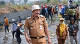 Bupati Monadi bersama warga membersihkan sungai di Siulak Mukai, Senin (24/8/2026).