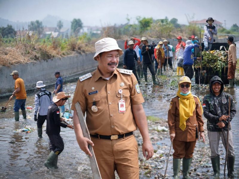 Bupati Monadi bersama warga membersihkan sungai di Siulak Mukai, Senin (24/8/2026).