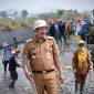 Bupati Monadi bersama warga membersihkan sungai di Siulak Mukai, Senin (24/8/2026).