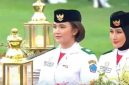 Nindya Eltsani Fawwaz membawa bendera pusaka dalam Kirab HUT RI ke-81.