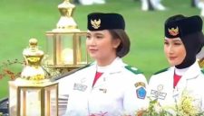 Nindya Eltsani Fawwaz membawa bendera pusaka dalam Kirab HUT RI ke-81.