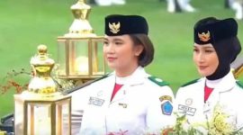 Nindya Eltsani Fawwaz membawa bendera pusaka dalam Kirab HUT RI ke-81.