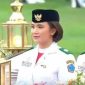 Nindya Eltsani Fawwaz membawa bendera pusaka dalam Kirab HUT RI ke-81.