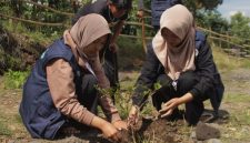 Mahasiswa KKN Universitas Negeri Padang bersama warga menanam bibit pohon pelindung di kawasan Pemandian Sedingin Salju, Desa Koto Periang, Kerinci.(Foto :Dok. KKN UNP Koto Periang)