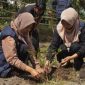 Mahasiswa KKN Universitas Negeri Padang bersama warga menanam bibit pohon pelindung di kawasan Pemandian Sedingin Salju, Desa Koto Periang, Kerinci.(Foto :Dok. KKN UNP Koto Periang)
