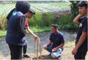 Mahasiswa KKN UNP menanam pohon di Pemandian Sedingin Salju Koto Periang