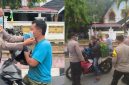 Personel Polres Kerinci dan Polsek Sungai Penuh membagikan masker gratis kepada pengendara, Rabu (26/8/2026).