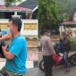 Personel Polres Kerinci dan Polsek Sungai Penuh membagikan masker gratis kepada pengendara, Rabu (26/8/2026).