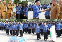 Wali Kota Sungai Penuh Alfin, SH, menyerahkan SK pengangkatan PNS Formasi 2024 secara simbolis