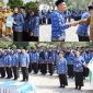 Wali Kota Sungai Penuh Alfin, SH, menyerahkan SK pengangkatan PNS Formasi 2024 secara simbolis