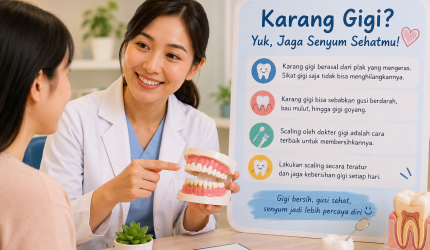 Dokter gigi menjelaskan karang gigi kepada pasien menggunakan model gigi di ruang klinik.