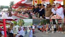 Wali Kota Alfin melepas Pawai Pembangunan dan Barisan Indah HUT RI ke-81.