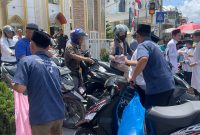 Panitia Warung Buk Dorlan saat membagikan paket Jumat Berkah kepada masyarakat di Desa Gedang, Sungai Penuh, Jumat (7/8/2026).( Foto : PT. Tren Gen Horizon)