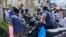 Panitia Warung Buk Dorlan saat membagikan paket Jumat Berkah kepada masyarakat di Desa Gedang, Sungai Penuh, Jumat (7/8/2026).( Foto : PT. Tren Gen Horizon)