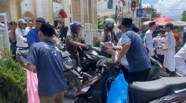 Panitia Warung Buk Dorlan saat membagikan paket Jumat Berkah kepada masyarakat di Desa Gedang, Sungai Penuh, Jumat (7/8/2026).( Foto : PT. Tren Gen Horizon)