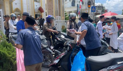 Warung Buk Dorlan membagikan 100 kotak nasi dan jus kepada warga Sungai Penuh