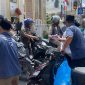 Panitia Warung Buk Dorlan saat membagikan paket Jumat Berkah kepada masyarakat di Desa Gedang, Sungai Penuh, Jumat (7/8/2026).( Foto : PT. Tren Gen Horizon)