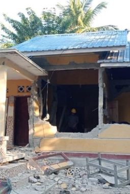 Kemensos Kirim 48 Ton Beras untuk Korban Gempa NTT