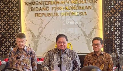 Airlangga Hartarto memberikan keterangan pers.
