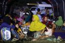 Warga berkumpul di tenda pengungsian pascagempa.(Foto : ANTARA FOTO/MEGA TOKAN)