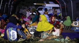 Warga berkumpul di tenda pengungsian pascagempa.(Foto : ANTARA FOTO/MEGA TOKAN)