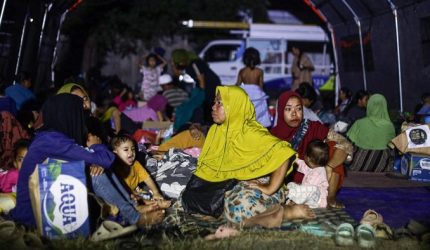 Warga mengungsi di tenda darurat setelah gempa.