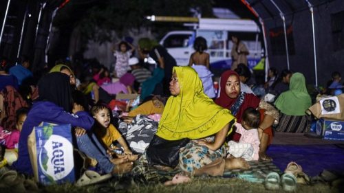 Warga berkumpul di tenda pengungsian pascagempa.(Foto : ANTARA FOTO/MEGA TOKAN)