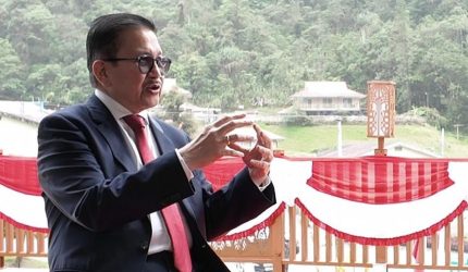 Presiden Direktur PTFI Tony Wenas menjelaskan program makanan bergizi untuk siswa Sekolah Asrama Taruna Papua.