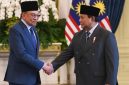 Presiden Prabowo Subianto bersama Perdana Menteri Malaysia Anwar Ibrahim saat melakukan pertemuan bilateral.(Foto: ANTARA FOTO/GALIH PRADIPTA)