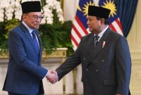 Presiden Prabowo Subianto bersama Perdana Menteri Malaysia Anwar Ibrahim saat melakukan pertemuan bilateral.(Foto: ANTARA FOTO/GALIH PRADIPTA)