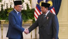 Presiden Prabowo Subianto bersama Perdana Menteri Malaysia Anwar Ibrahim saat melakukan pertemuan bilateral.(Foto: ANTARA FOTO/GALIH PRADIPTA)