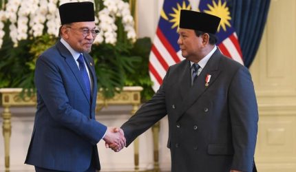 Presiden Prabowo Subianto dan PM Malaysia Anwar Ibrahim berjabat tangan