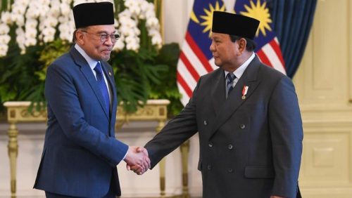 Presiden Prabowo Subianto bersama Perdana Menteri Malaysia Anwar Ibrahim saat melakukan pertemuan bilateral.(Foto: ANTARA FOTO/GALIH PRADIPTA)