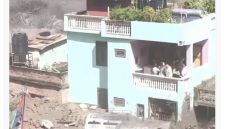 Rumah di Nepal yang masih berdiri kokoh meski diterjang banjir bandang. Foto: X.com