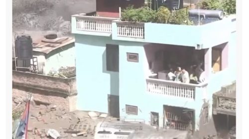 Rumah di Nepal yang masih berdiri kokoh meski diterjang banjir bandang. Foto: X.com