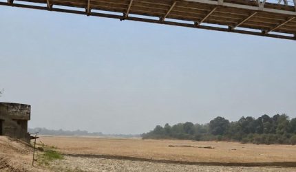 Sungai Barito mengering di bawah Jembatan Kalahien dengan hamparan pasir muncul di tengah aliran.