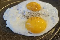 Telur bukan penyebab langsung bisul. Infeksi bakteri dan kebersihan kulit menjadi faktor yang lebih berkaitan.(Foto: Aditya Eka Prawira/Liputan6.com)