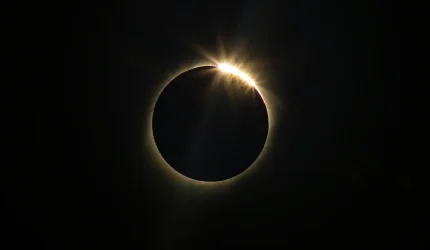 Gerhana Matahari tampak di langit dalam fenomena astronomi.