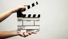 Hengdian World Studio menghadirkan pengalaman bagi wisatawan untuk membuat dan membintangi drama pendek sendiri.(Foto : Ilustrasi Papan Slate Film (Pixabay)  