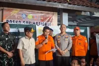 Tim SAR gabungan melanjutkan pencarian lima jurnalis dan tiga awak kapal Arupadhatu 1 yang hilang di Selat Sunda.(Foto : liputan6.com)