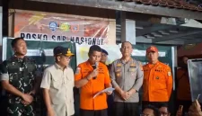 Tim SAR gabungan melanjutkan pencarian lima jurnalis dan tiga awak kapal Arupadhatu 1 yang hilang di Selat Sunda.(Foto : liputan6.com)