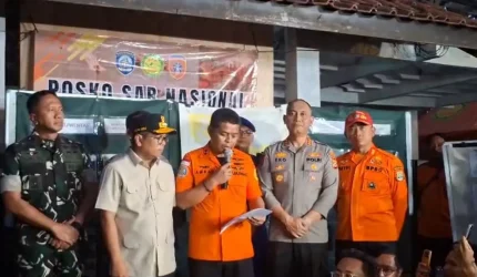Tim SAR mencari delapan orang hilang di Selat Sunda