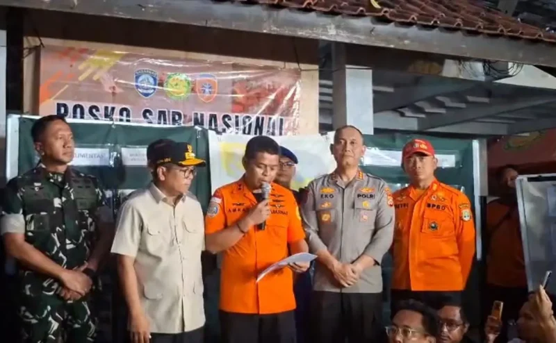 Tim SAR gabungan melanjutkan pencarian lima jurnalis dan tiga awak kapal Arupadhatu 1 yang hilang di Selat Sunda.(Foto : liputan6.com)