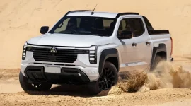 Mitsubishi Triton facelift diprediksi membawa sejumlah sentuhan desain dan teknologi dari Pajero terbaru.(Foto : carscoops)
