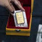 Harga emas 24 karat hari ini, Senin 28 September 2026, menunjukkan perbedaan harga berdasarkan merek dan ukuran.( Foto : Liputan6.com/Johan Tallo)