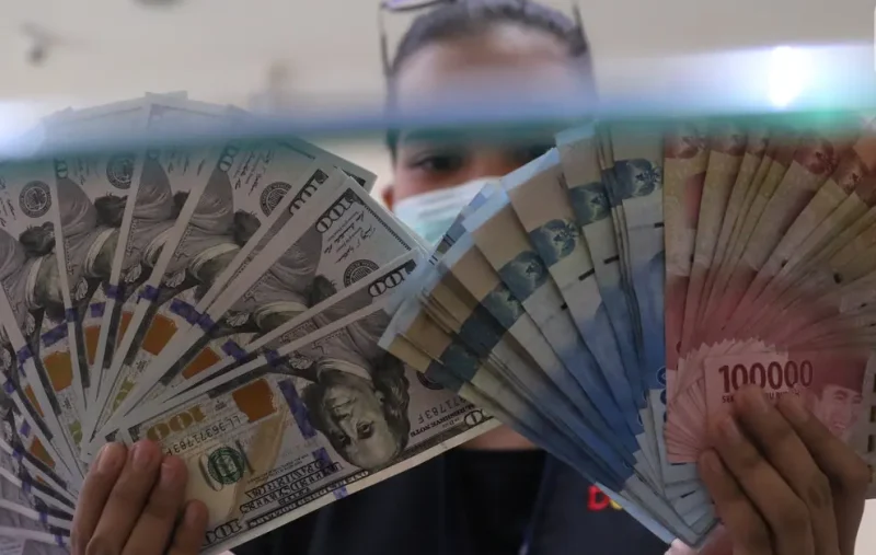 Rupiah kembali melemah terhadap dolar AS pada penutupan perdagangan Senin, 14 September 2026. (Foto : Liputan6.com/Angga Yuniar) 