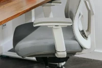 Kursi ergonomis membantu menopang tubuh dan menjaga kenyamanan saat bekerja. (foto : unsplash/liputan6.com)