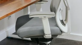Kursi ergonomis membantu menopang tubuh dan menjaga kenyamanan saat bekerja. (foto : unsplash/liputan6.com)
