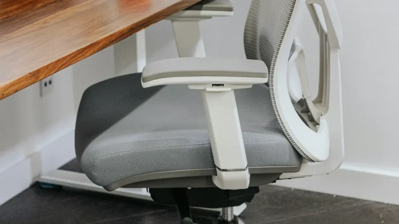 Kursi ergonomis membantu menopang tubuh dan menjaga kenyamanan saat bekerja. (foto : unsplash/liputan6.com)