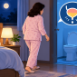 Ilustrasi perempuan terbangun malam hari untuk buang air kecil.